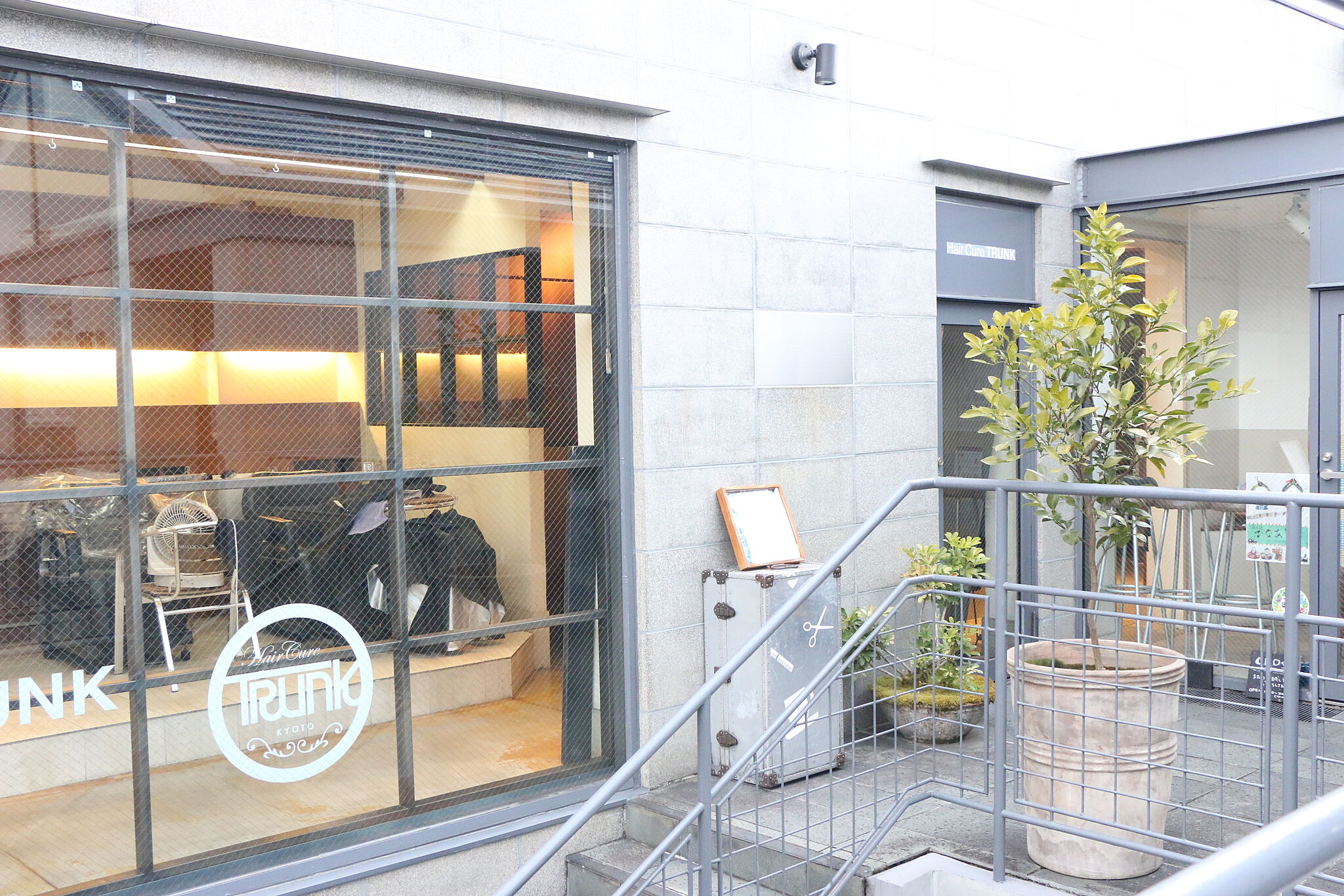 Hair Cure TRUNK 北山通り沿いのデザイナーズビルで、ヘアーサロン 